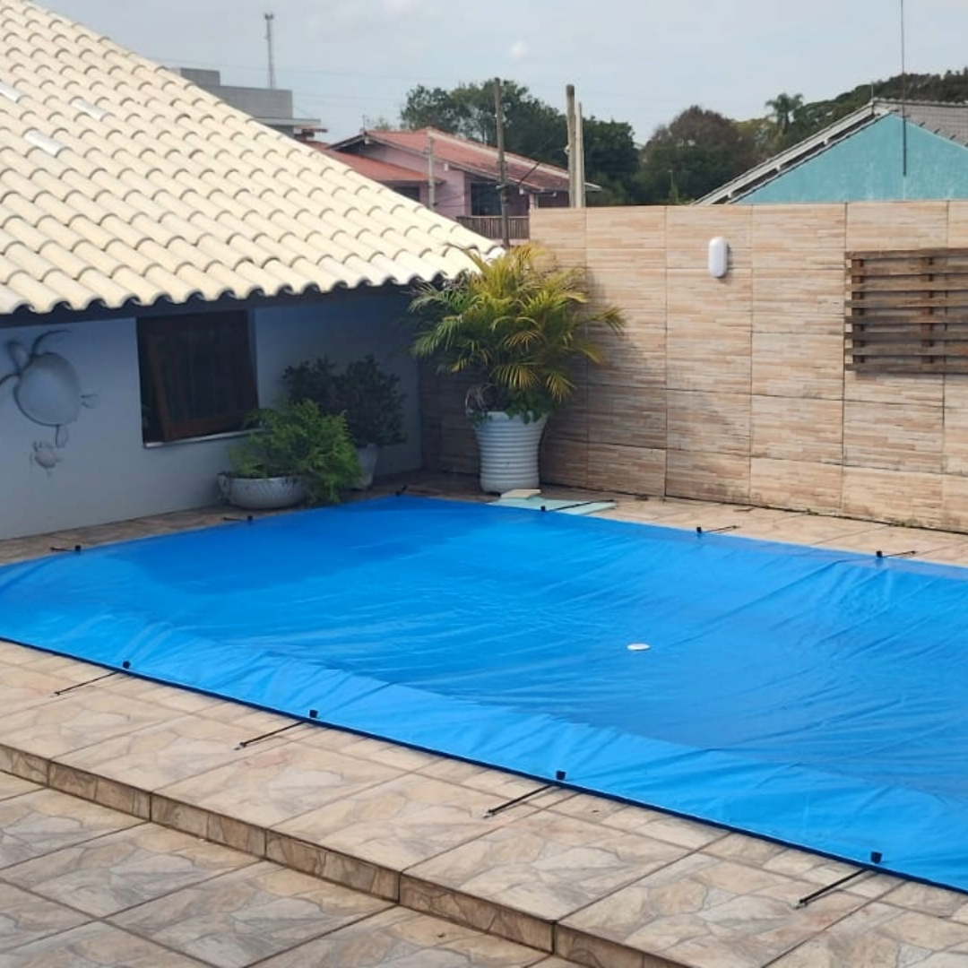 Piscina protegida com capa azul Amo Piscina