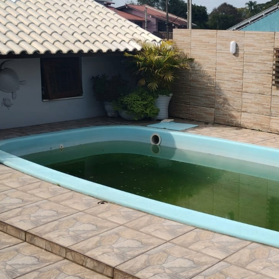 Piscina com água suja sem proteção
