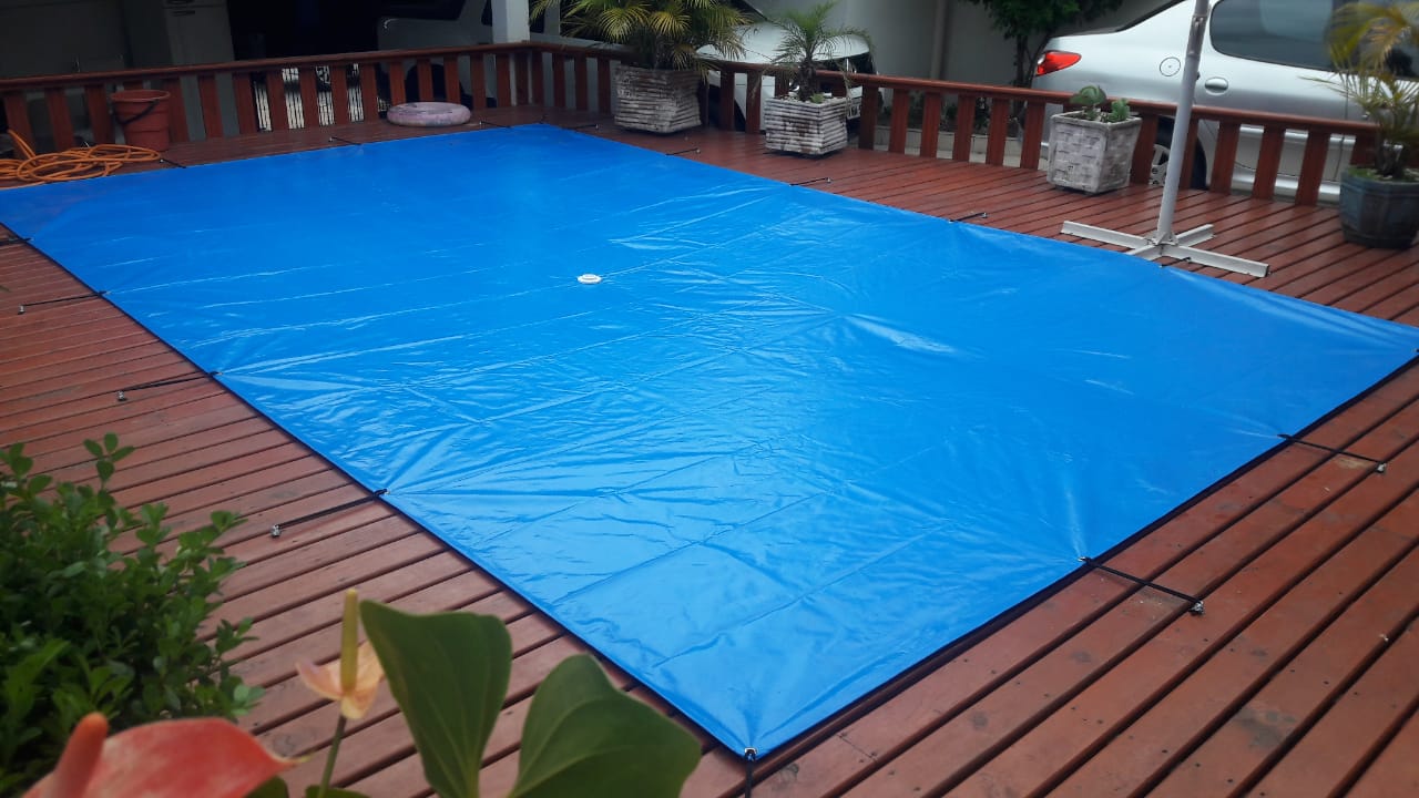 Capa para Piscina 6.20 x 3.20 instalada em deck de madeira - Imagem 1