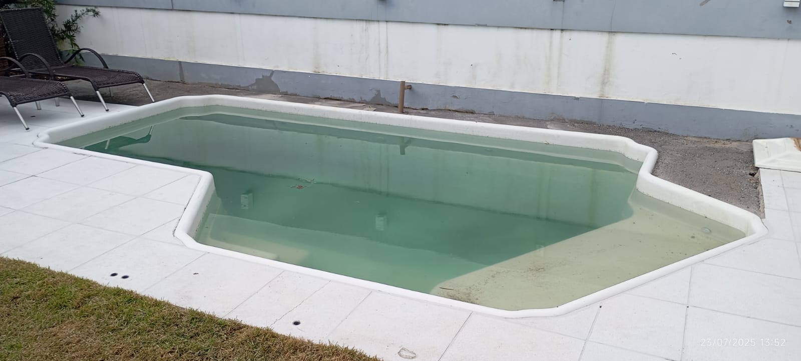 Piscina retangular com água sem proteção