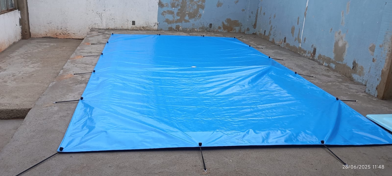 Piscina de fibra com capa de proteção instalada