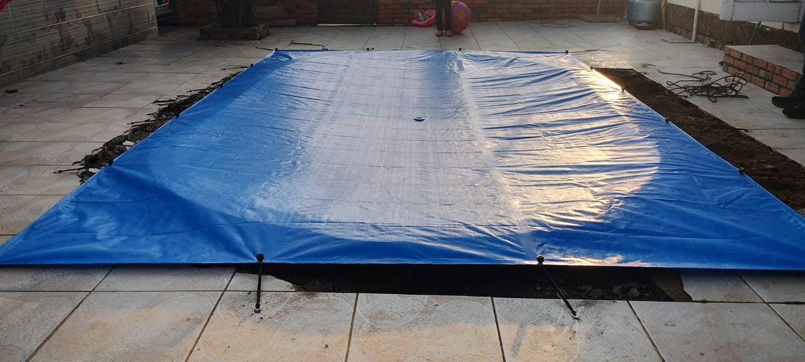 Piscina redonda com capa de proteção instalada