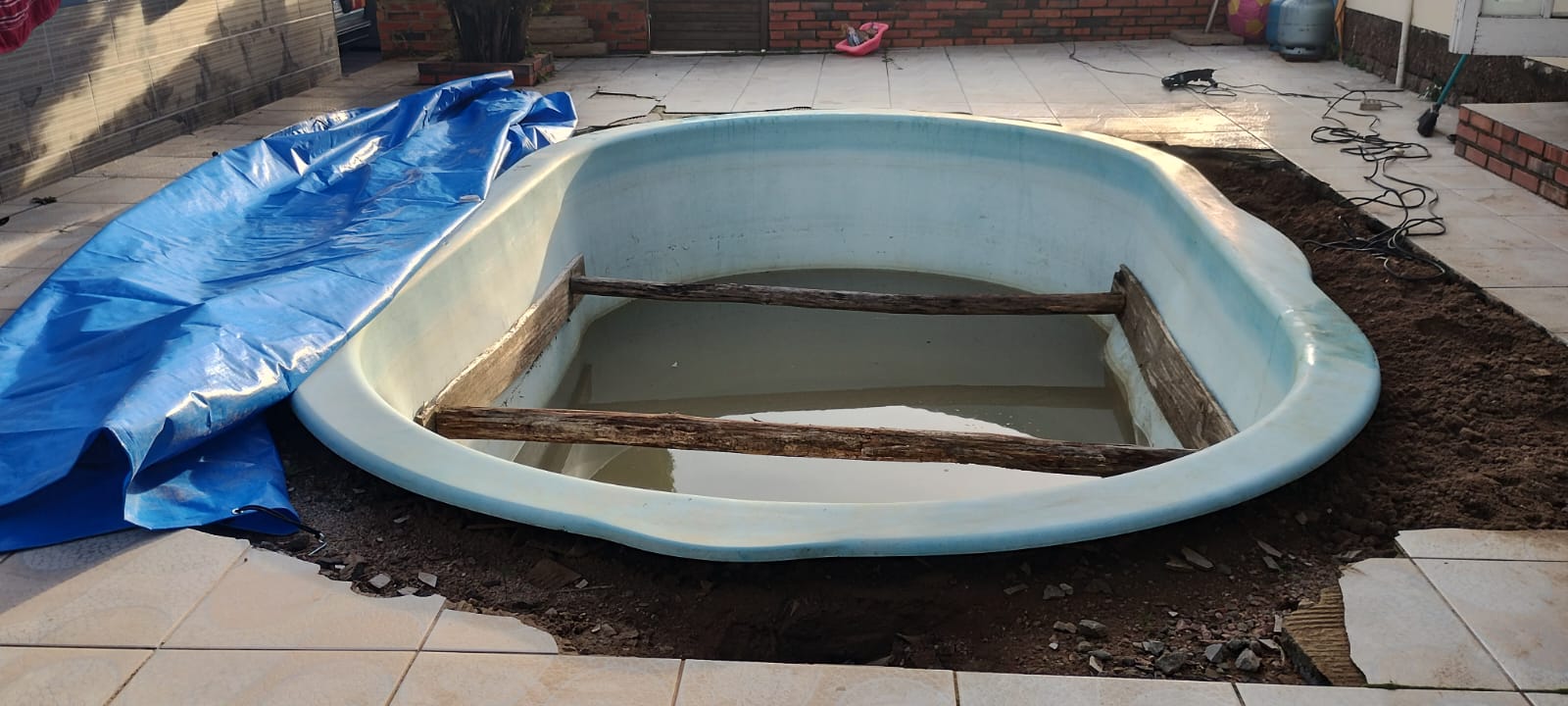 Piscina redonda em construção sem proteção