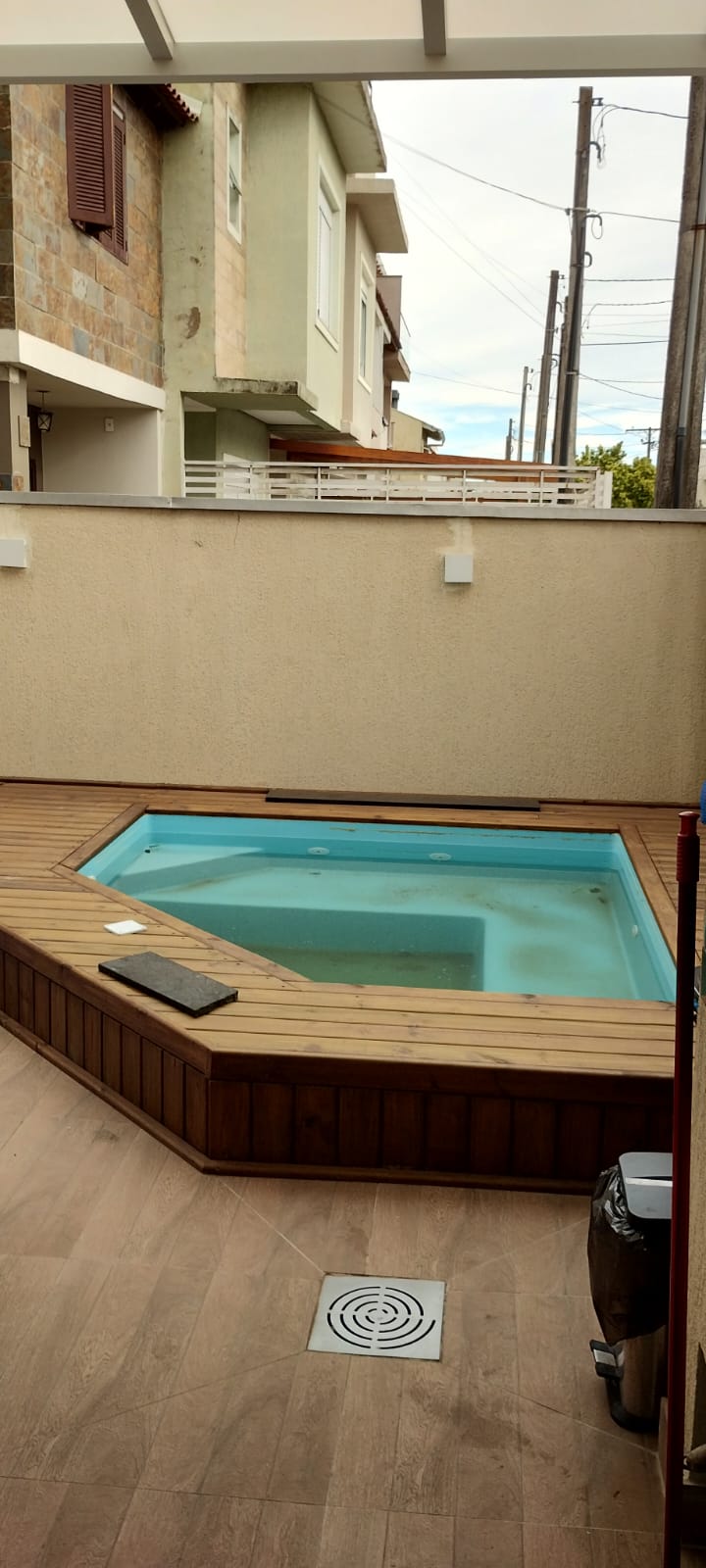 Piscina com deck de madeira sem proteção