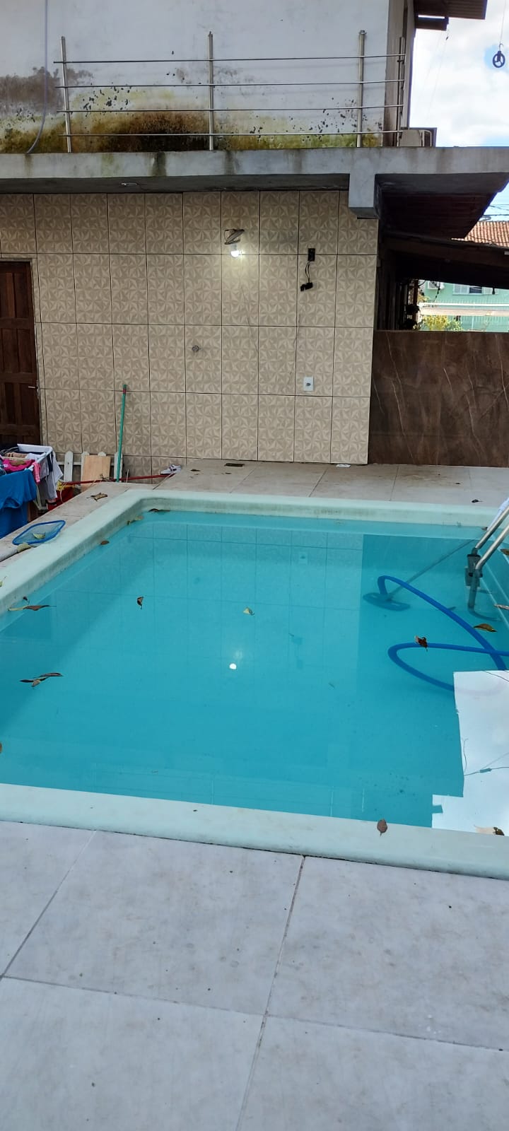 Piscina azul com água sem proteção