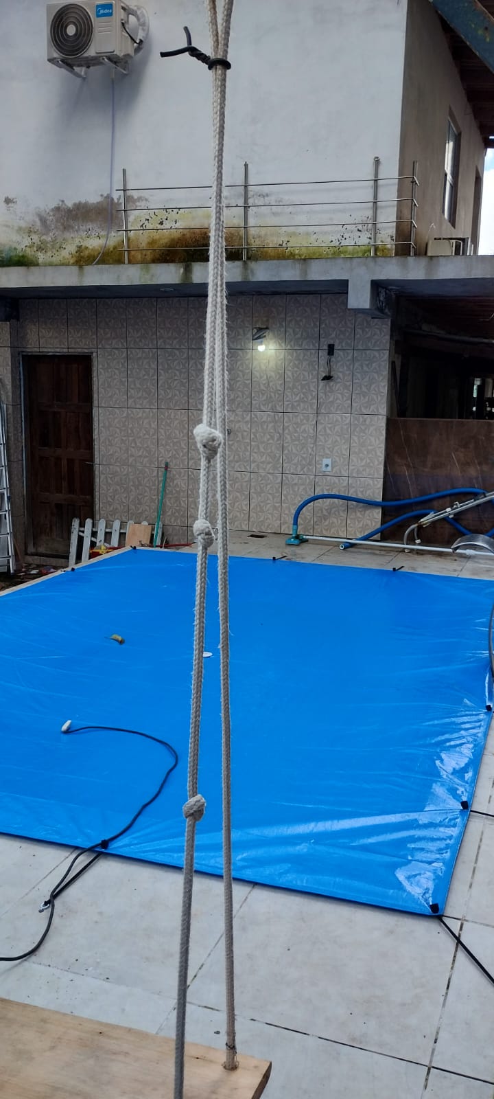 Piscina com capa de proteção Amo Piscina instalada